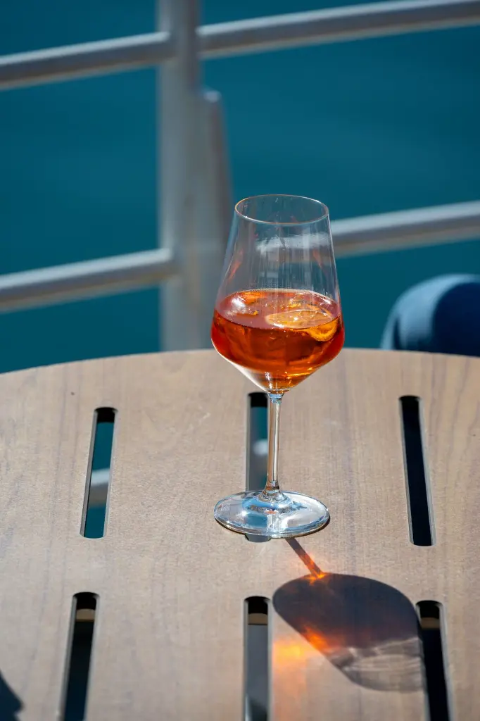 unsplash_YJ637Zh4kiI_bar on a yacht.webp